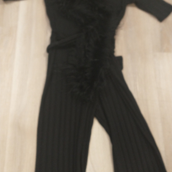 Sexy flirty jumpsuit with faux fur shawl - Picture 5 of 8